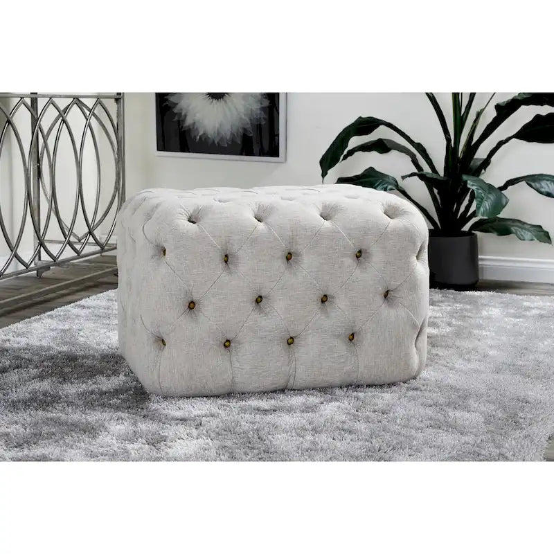 Pouffe traditionnel en lin touffeté – Tissu beige avec ferrures en laiton et pieds noirs