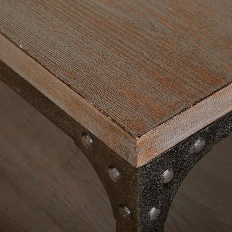 Table basse industrielle vintage – Gris patiné, clous décoratifs et étagère ouverte