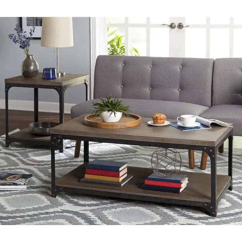 Table basse industrielle vintage – Gris patiné, clous décoratifs et étagère ouverte