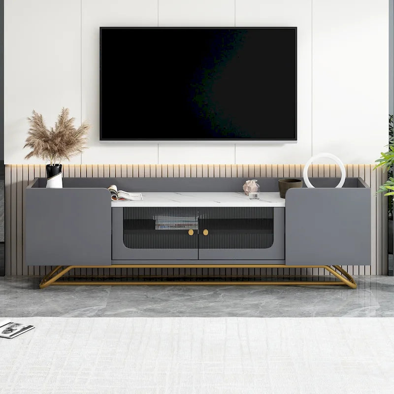 Meuble TV Glam – Plateau effet marbre, cadre doré et portes en verre cannelé