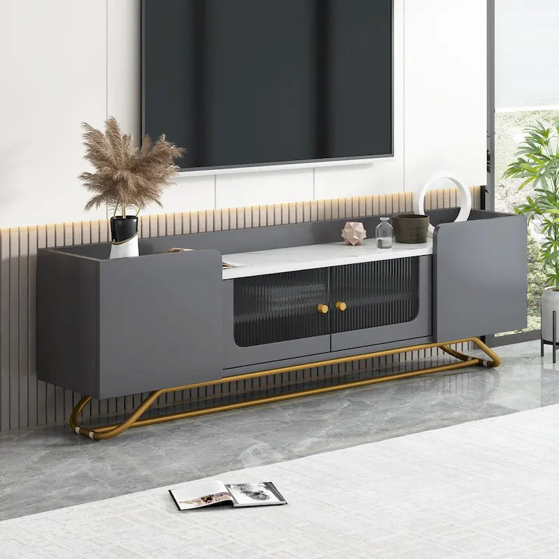 Meuble TV Glam – Plateau effet marbre, cadre doré et portes en verre cannelé