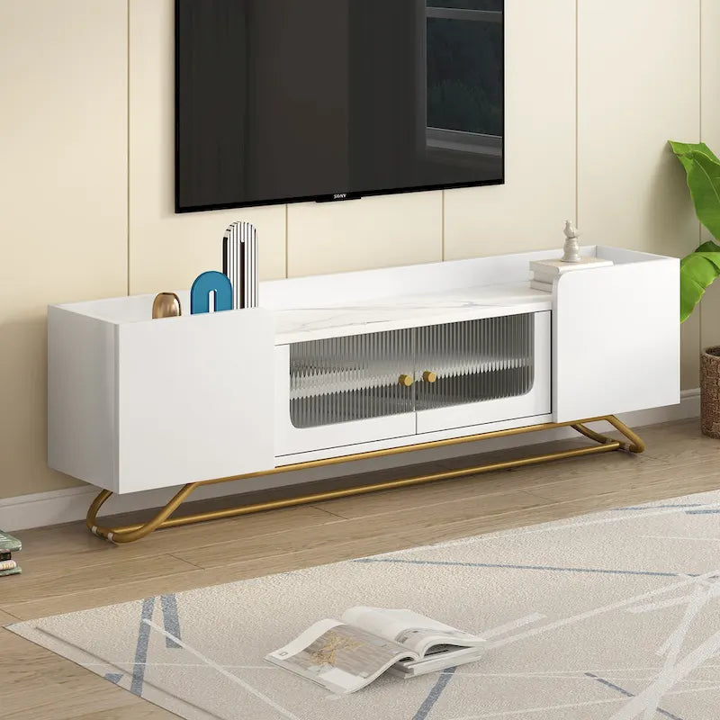 Meuble TV Glam – Plateau effet marbre, cadre doré et portes en verre cannelé