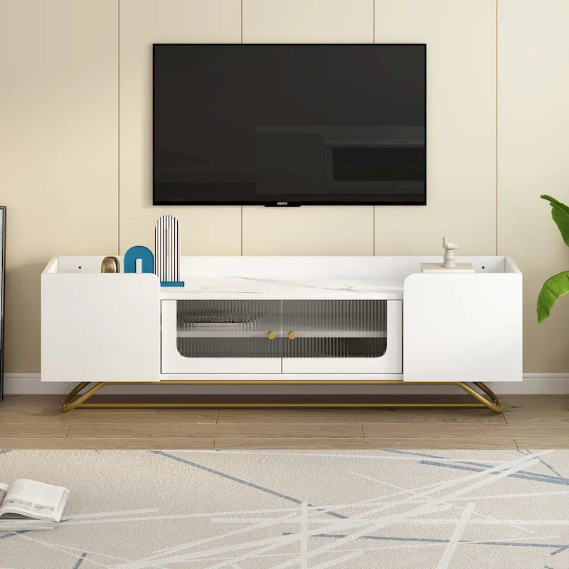 Meuble TV Glam – Plateau effet marbre, cadre doré et portes en verre cannelé