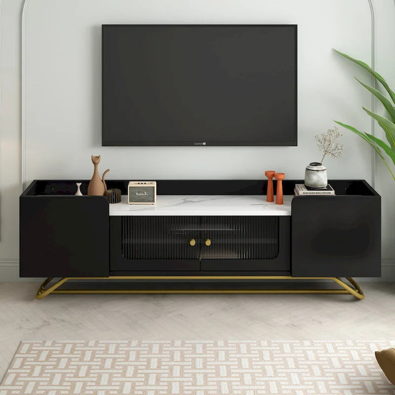 Meuble TV Glam – Plateau effet marbre, cadre doré et portes en verre cannelé